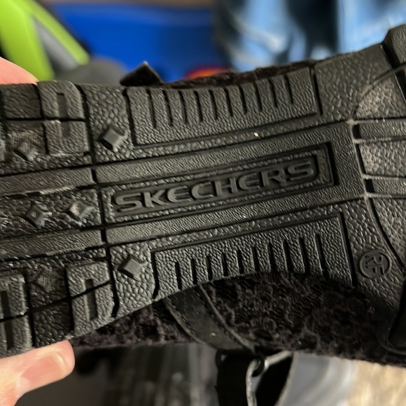 Skechers flats with tread - Picture 4 of 6